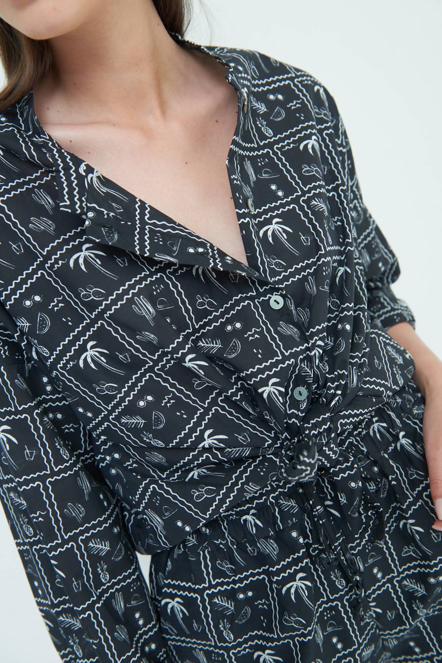 Kikisix CAMICIA CON NODO STAMPA PALME NERO Saldi