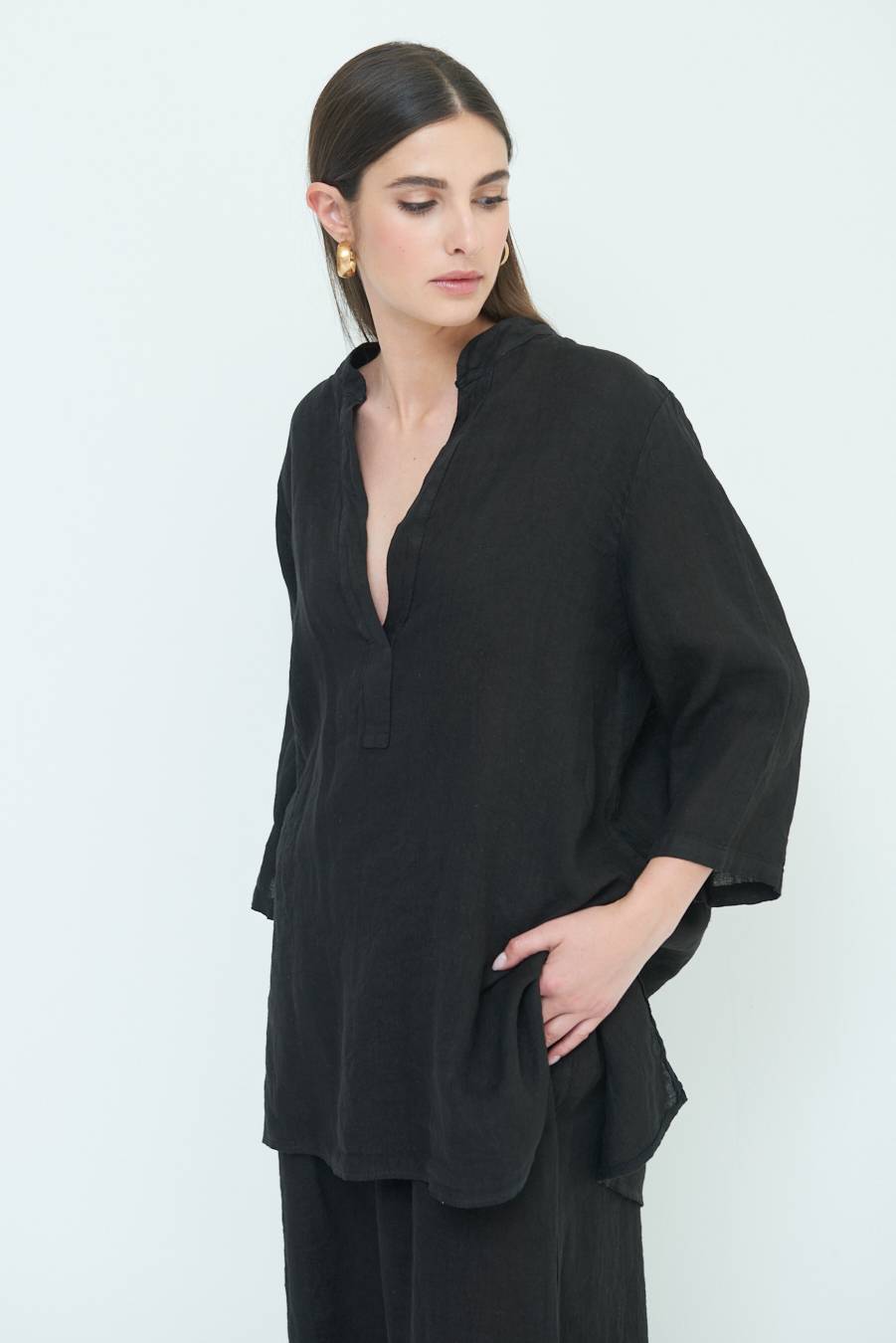 Kikisix CAMICIA COLLO COREANA OVERSIZE CON SPACCHI NERO Vendite Flash