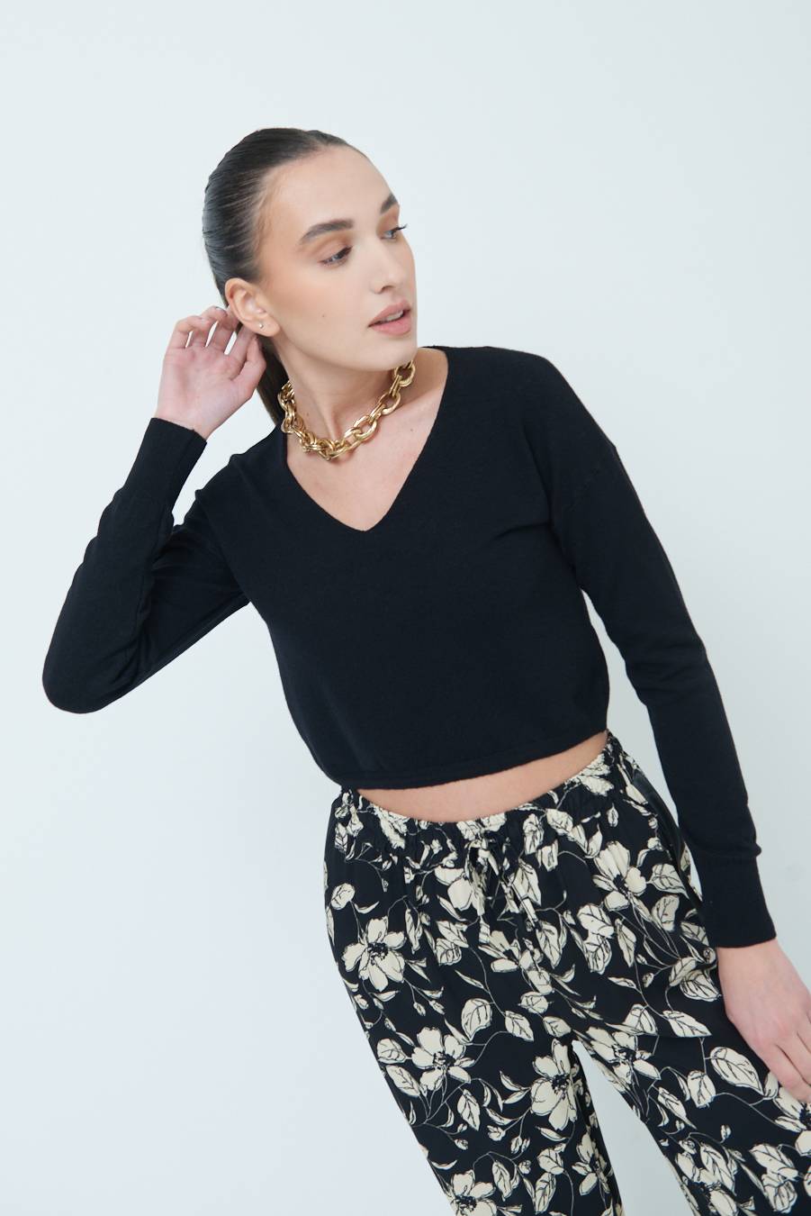 Kikisix MAGLIA SCOLLO V CORTA NERO Promozione Limitata