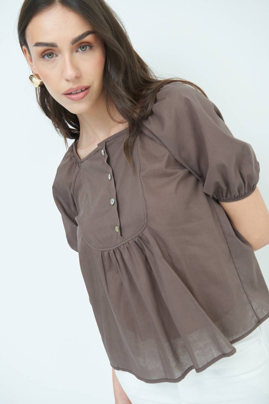 Kikisix CAMICIA CON BOTTONCINI DAV. COTONE COFFEE Offerta temporanea