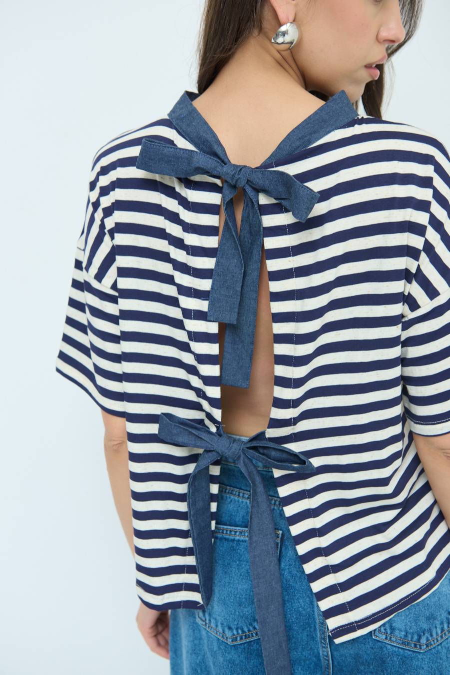 Kikisix T-SHIRT OVER RIGA CON FIOCCHI VISCOSA/LINO BLU Consegna Veloce