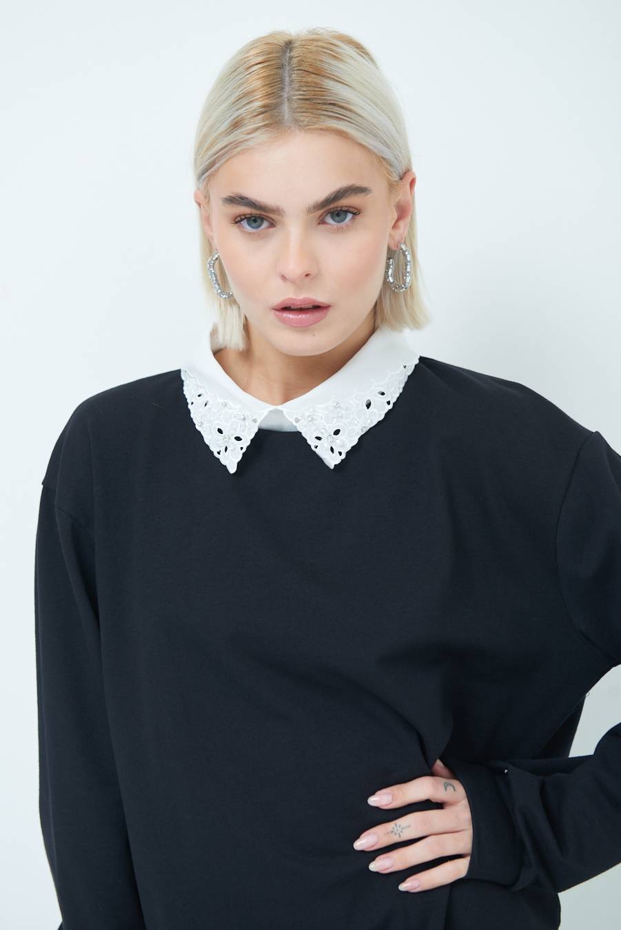 Kikisix FELPA CON COLLETTO CON STRASS NERO Sottocosto