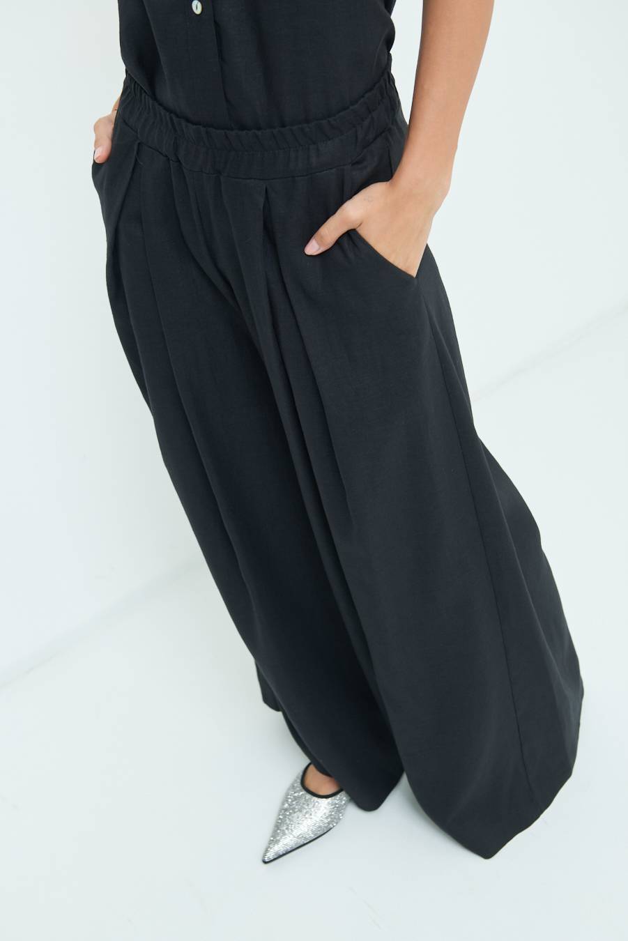 Kikisix PANTA PALAZZO CON PINCE NERO In Vendita