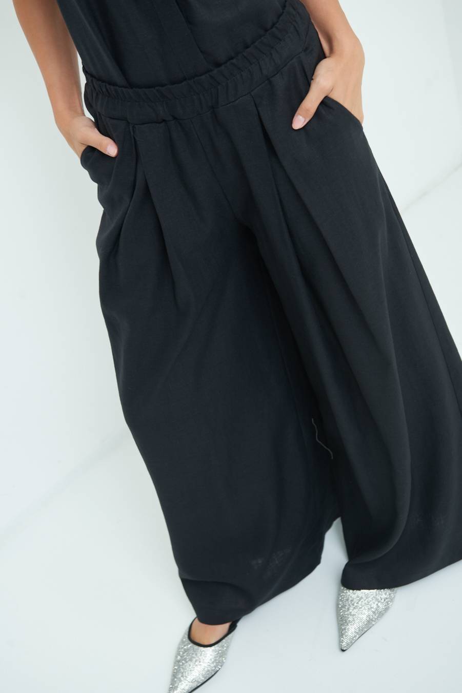 Kikisix PANTA PALAZZO CON PINCE NERO In Vendita