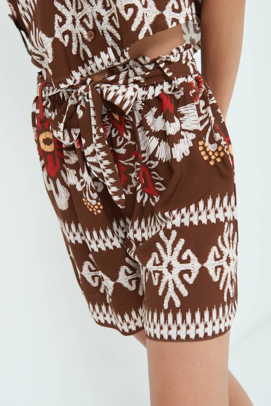 Kikisix SHORTS CON CINTURA STAMPA BALZA MORO Spedizione gratuita