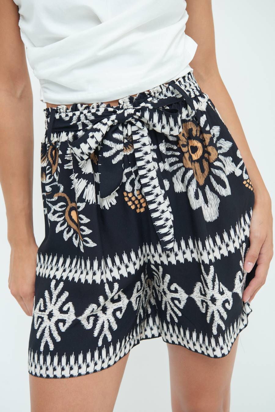 Kikisix SHORTS CON CINTURA STAMPA BALZA NERO In Linea