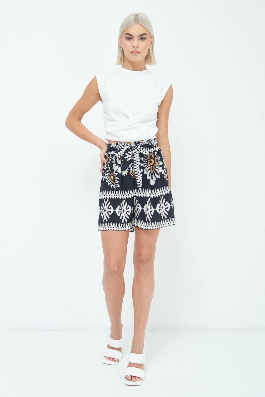 Kikisix SHORTS CON CINTURA STAMPA BALZA NERO In Linea