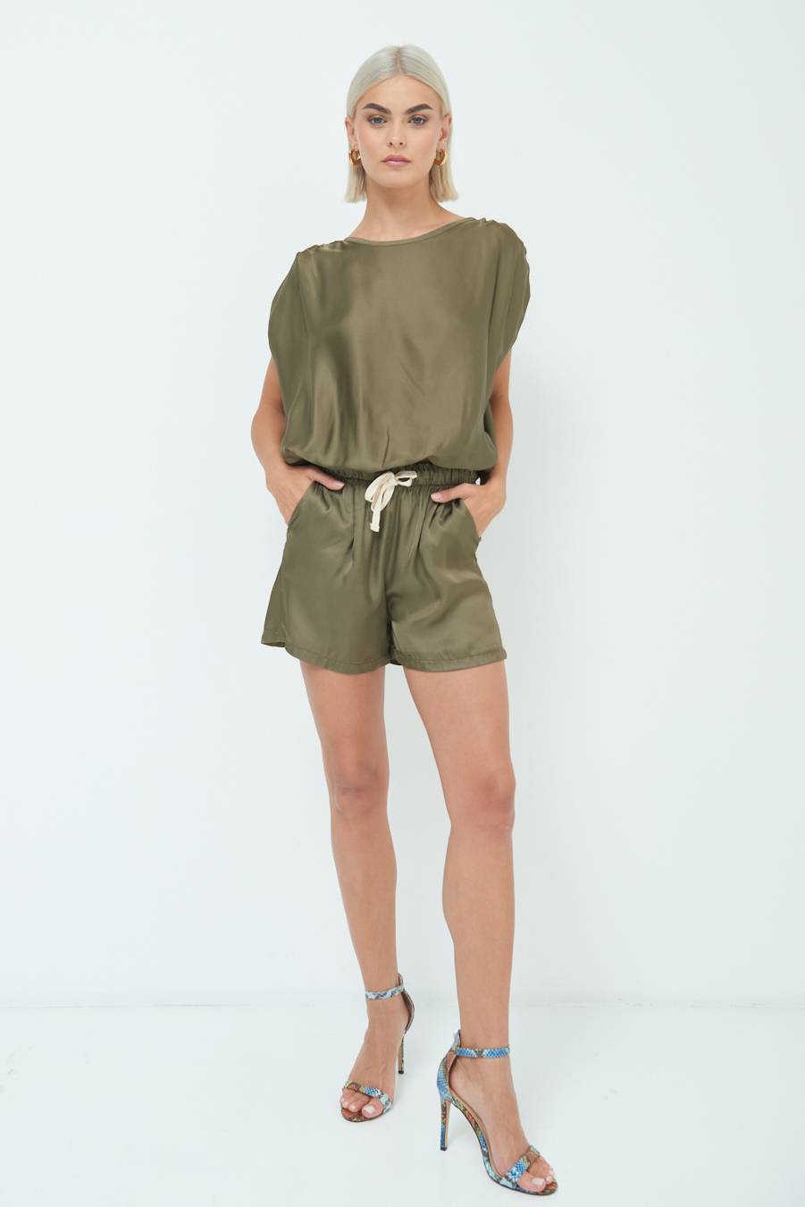 Kikisix SHORTS RASO CON LACCIO CONTRASTO VERDE MILITARE Pezzi Unici