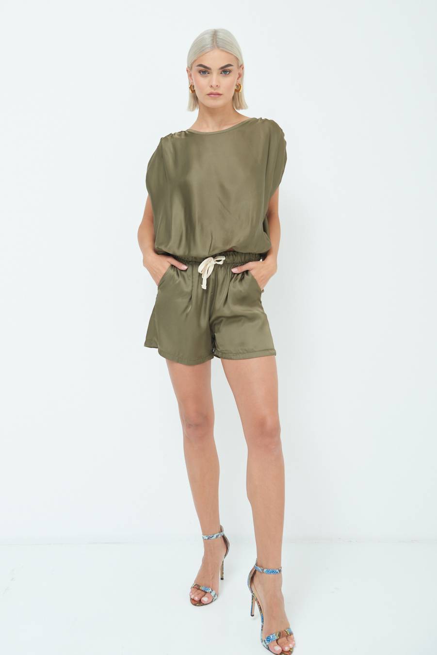 Kikisix SHORTS RASO CON LACCIO CONTRASTO VERDE MILITARE Pezzi Unici