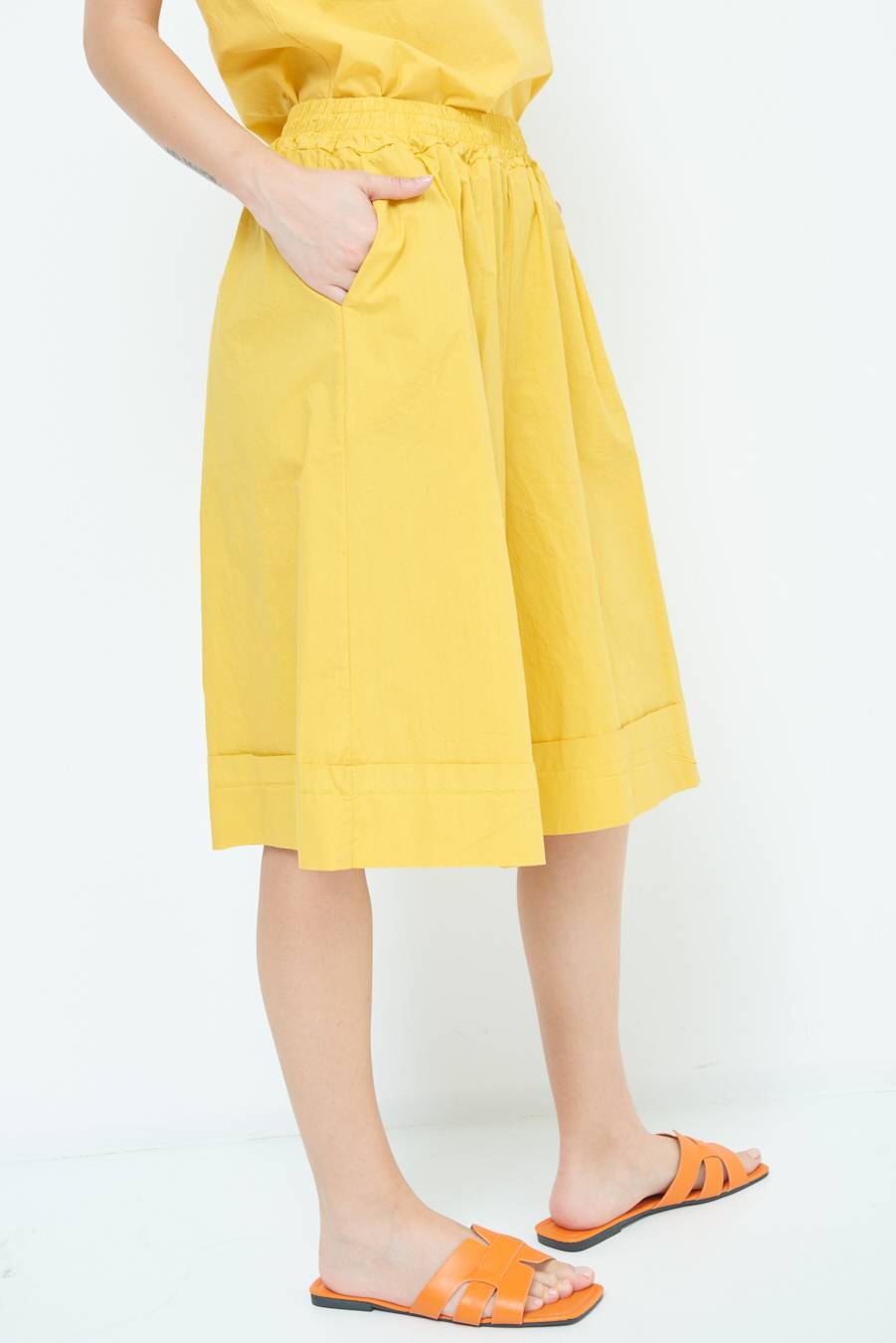 Kikisix PANTALONE CROP CON RISVOLTO SENAPE Offerta
