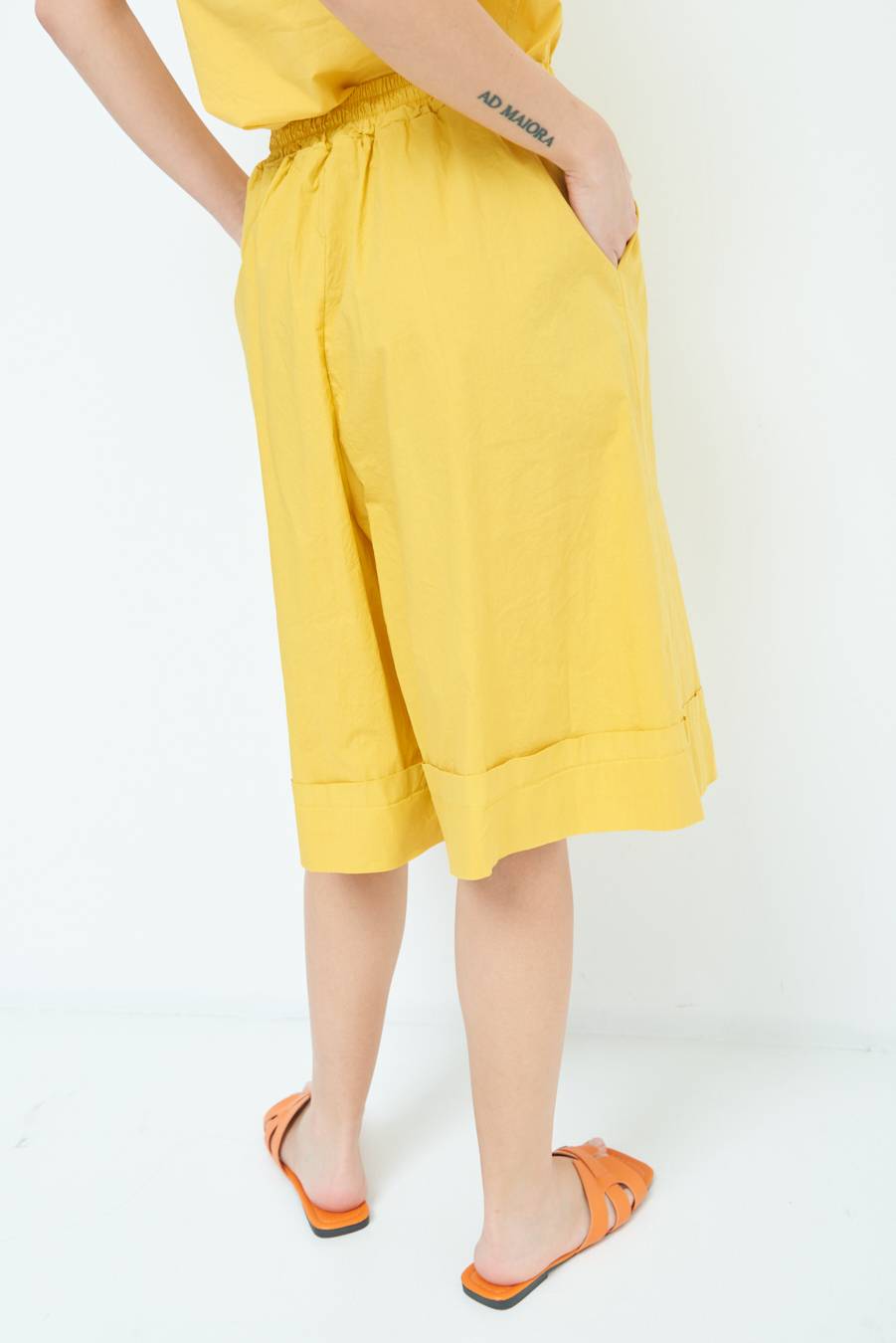 Kikisix PANTALONE CROP CON RISVOLTO SENAPE Offerta