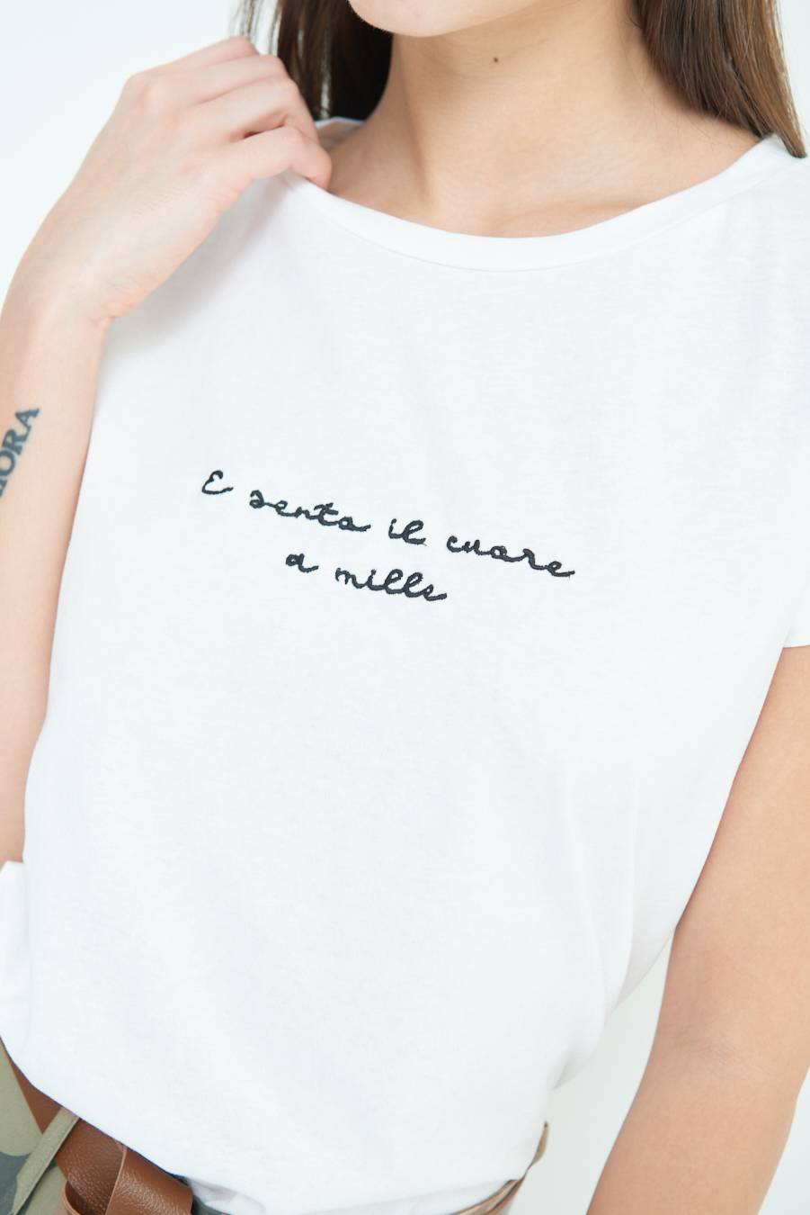 Kikisix T-SHIRT "E SENTO IL CUORE A MILLE" PANNA Online