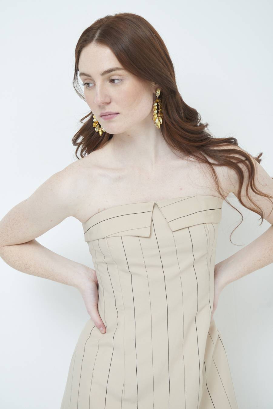 Kikisix ABITO CON RISVOLTO SENO BEIGE Vendite Flash
