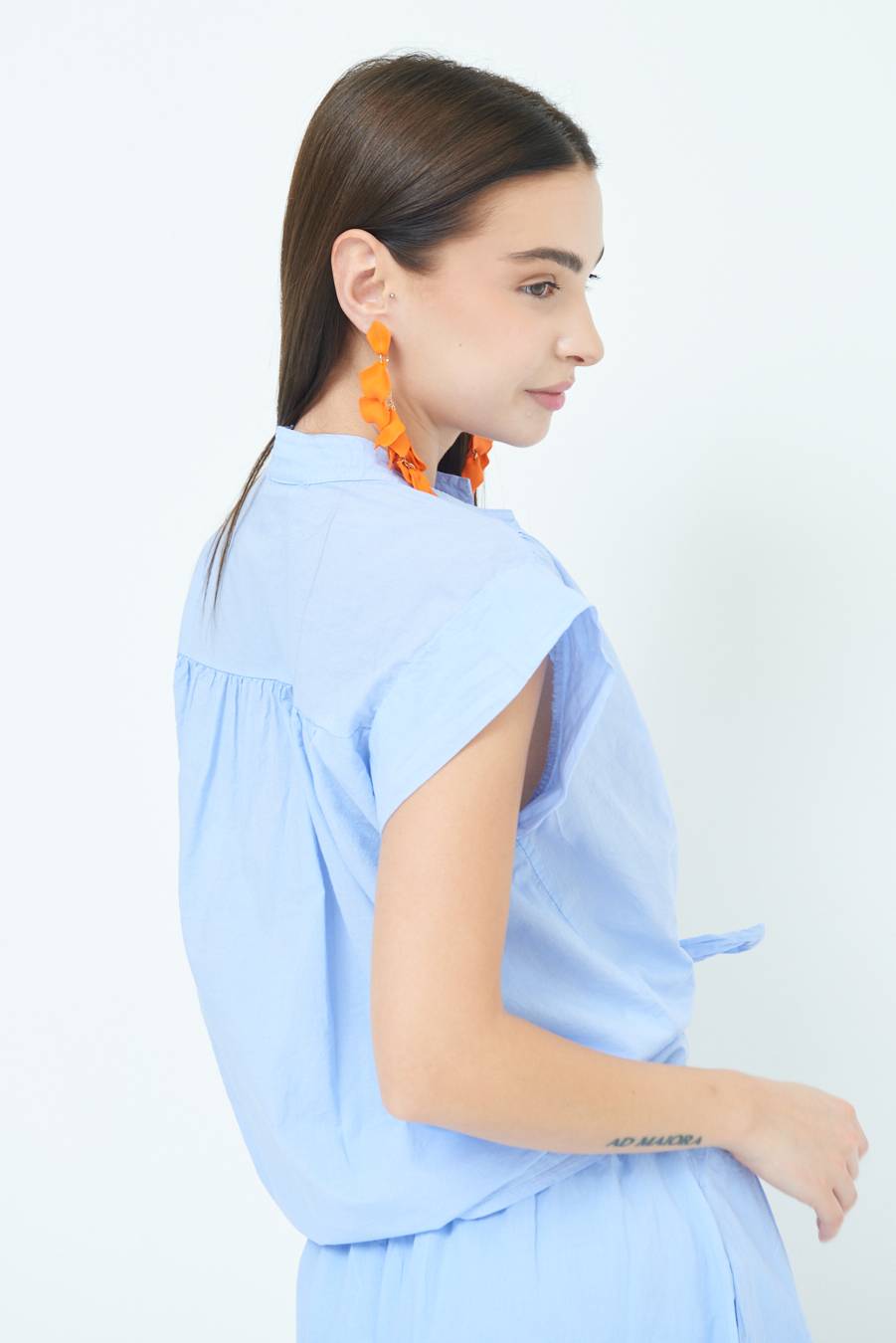 Kikisix CAMICIA SMANICATA CON NODO AZZURRO Prezzo Ridotto