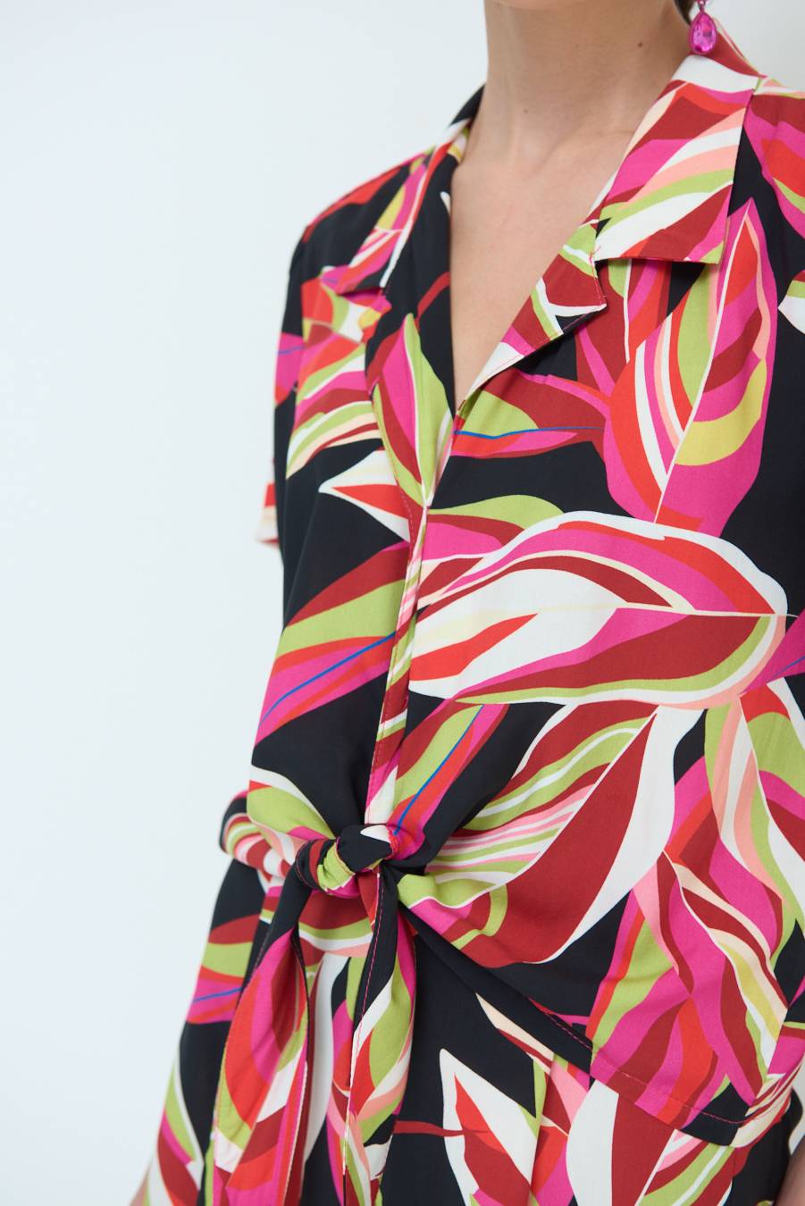 Kikisix CAMICIA ANNODATA STAMPATA A FOGLIE COLORATE NERO Online