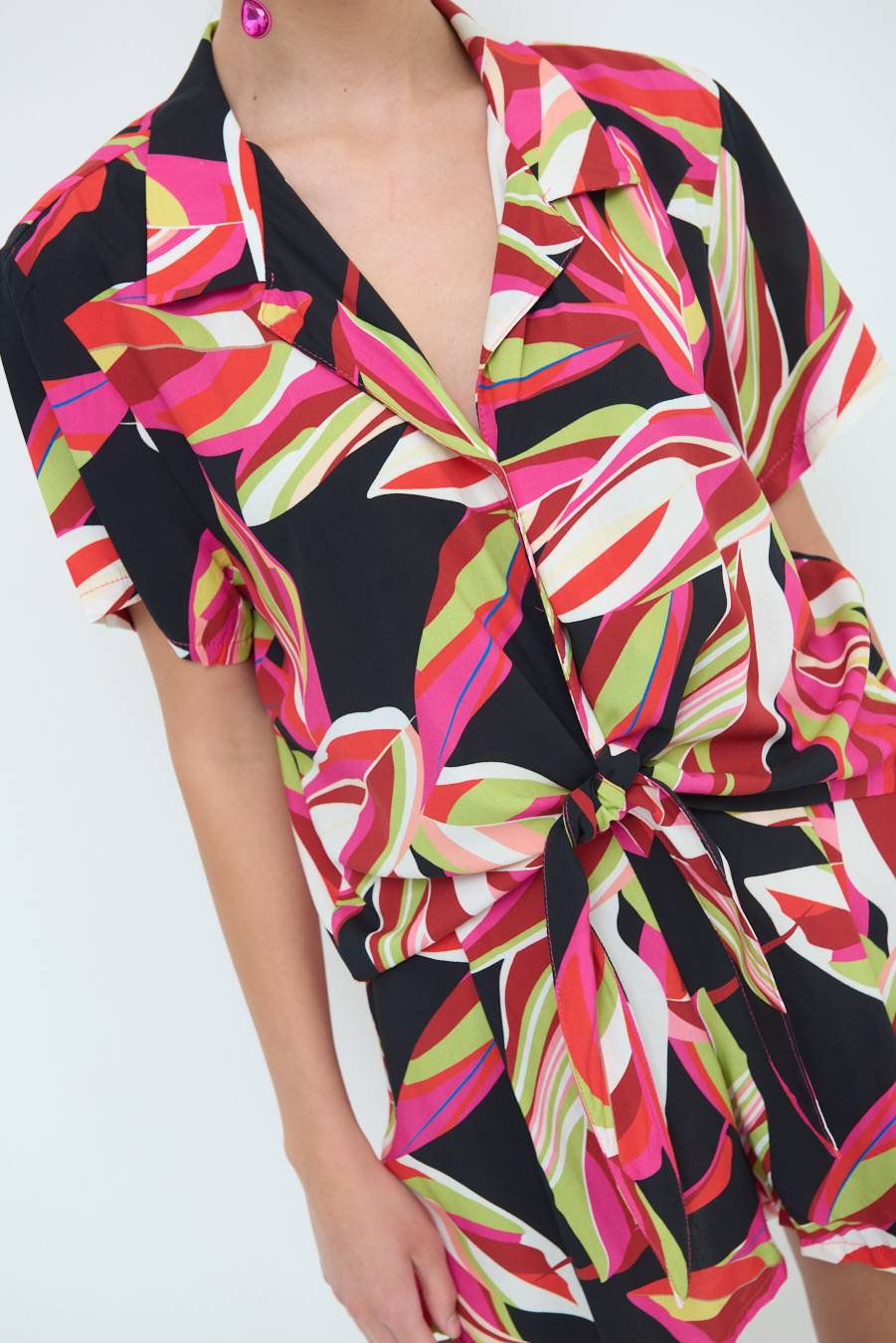Kikisix CAMICIA ANNODATA STAMPATA A FOGLIE COLORATE NERO Online