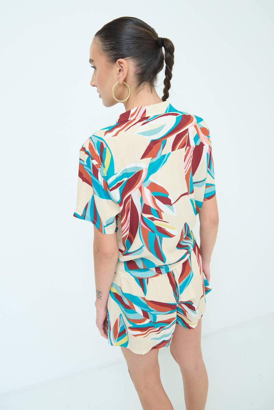 Kikisix CAMICIA ANNODATA STAMPATA A FOGLIE COLORATE ACQUA Ultimi tre giorni