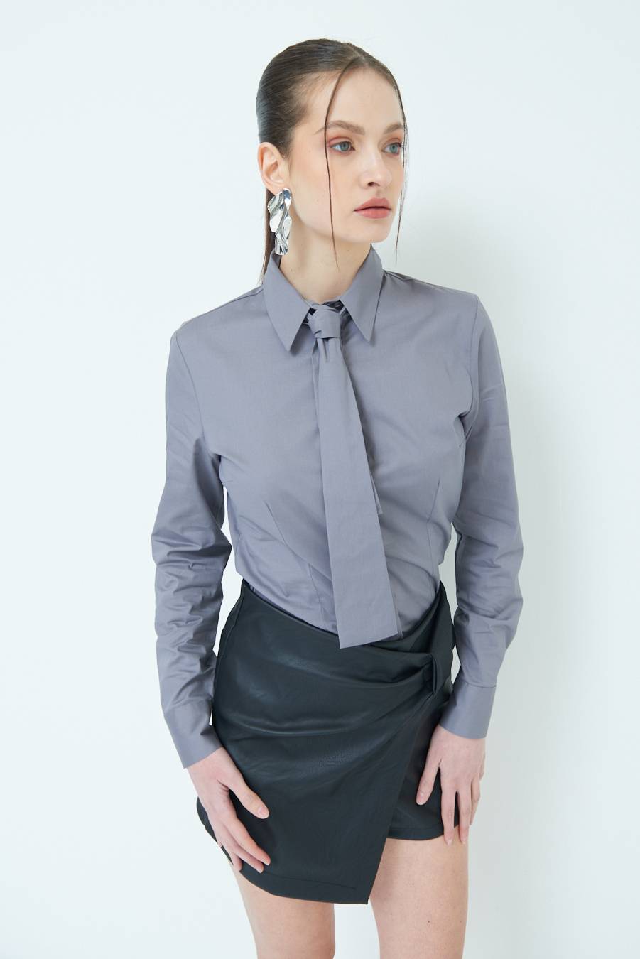 Kikisix CAMICIA CON CRAVATTA IN TINTA GRIGIO Vendita