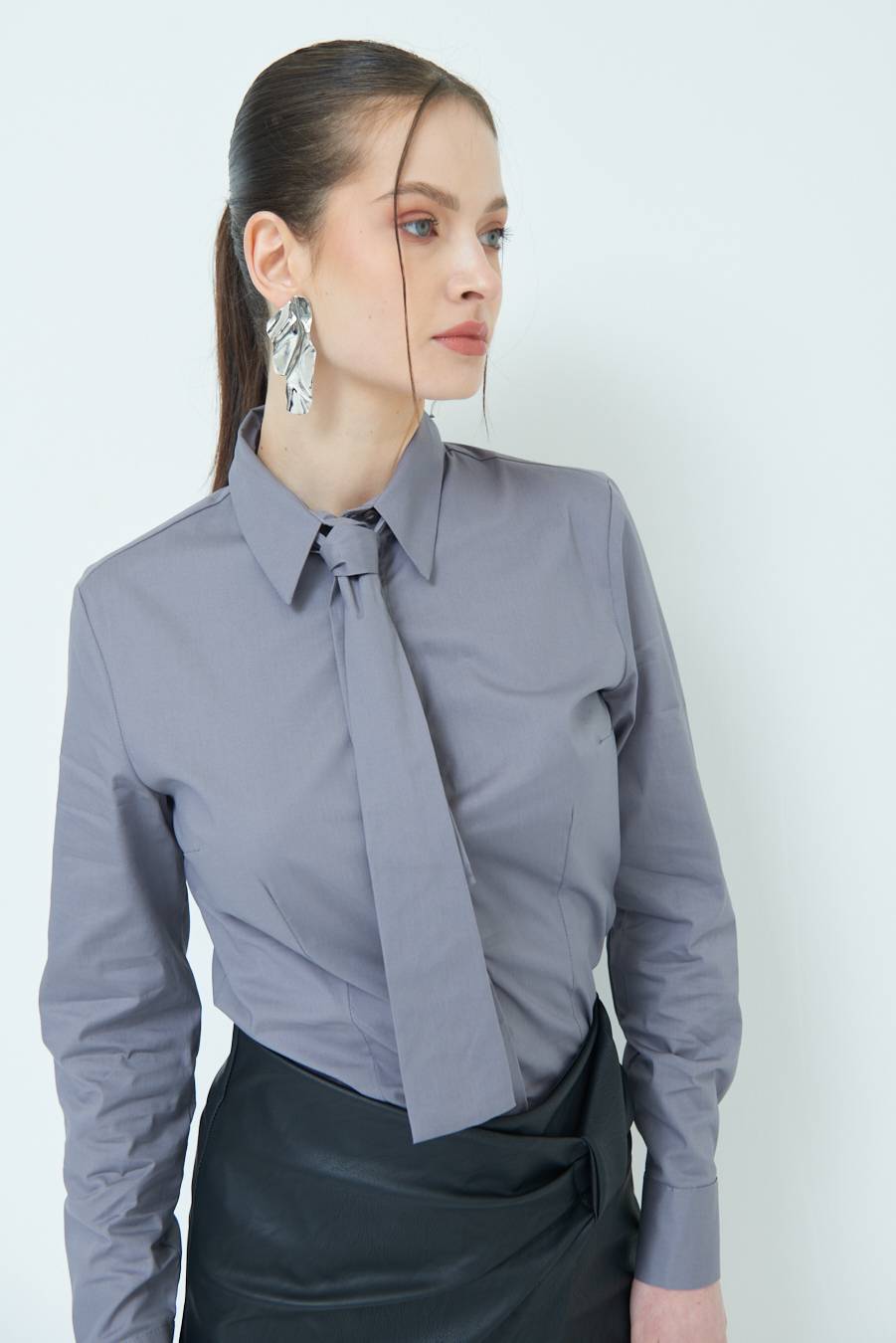 Kikisix CAMICIA CON CRAVATTA IN TINTA GRIGIO Vendita