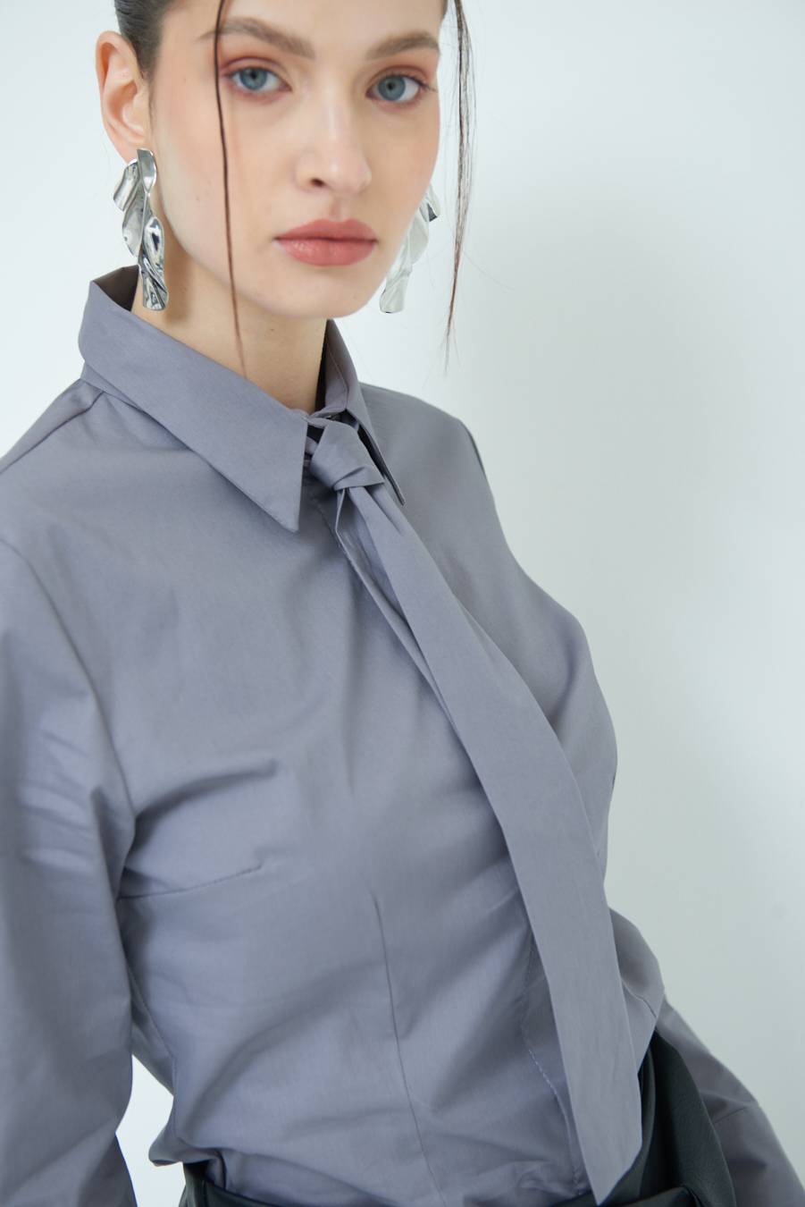 Kikisix CAMICIA CON CRAVATTA IN TINTA GRIGIO Vendita