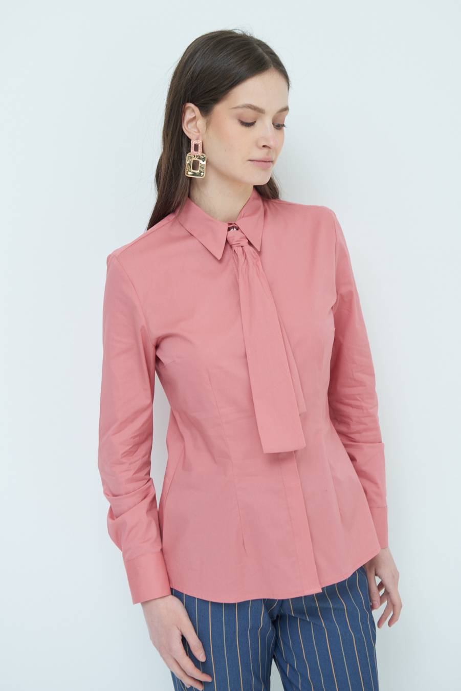 Kikisix CAMICIA CON CRAVATTA IN TINTA CIPRIA Promozione