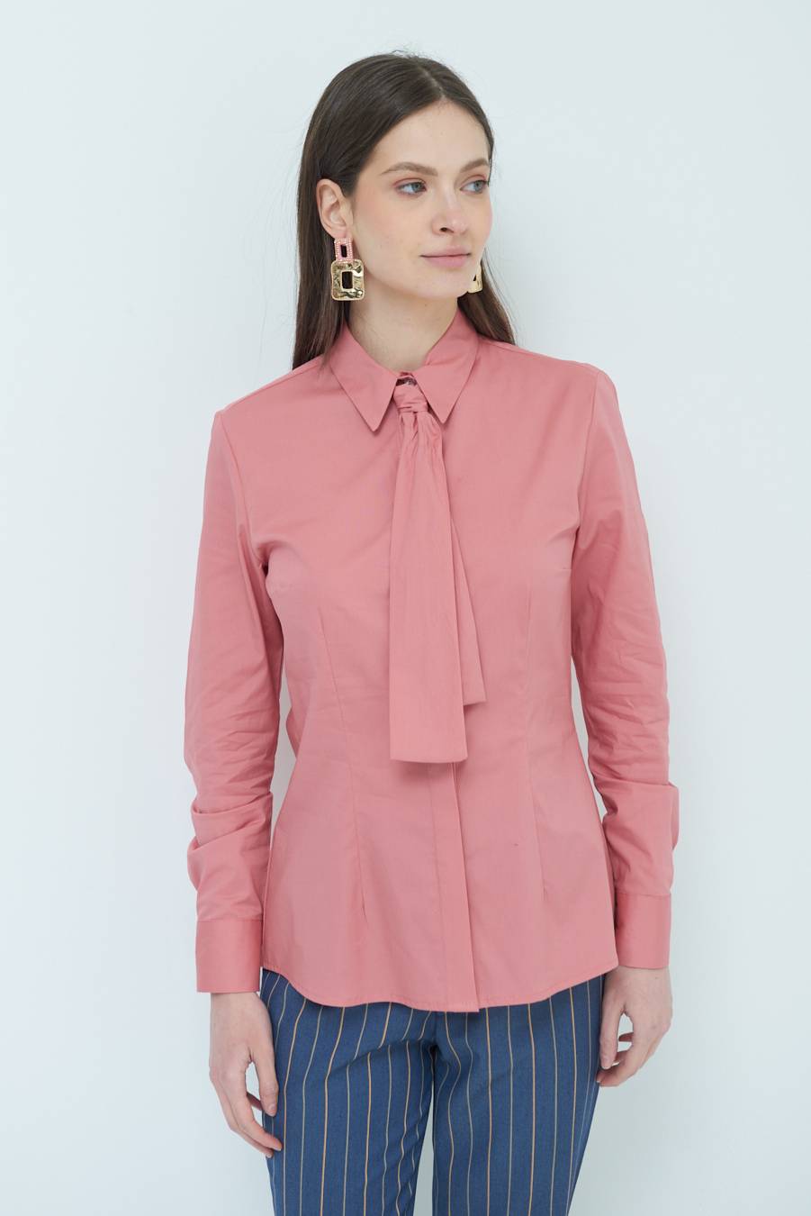 Kikisix CAMICIA CON CRAVATTA IN TINTA CIPRIA Promozione