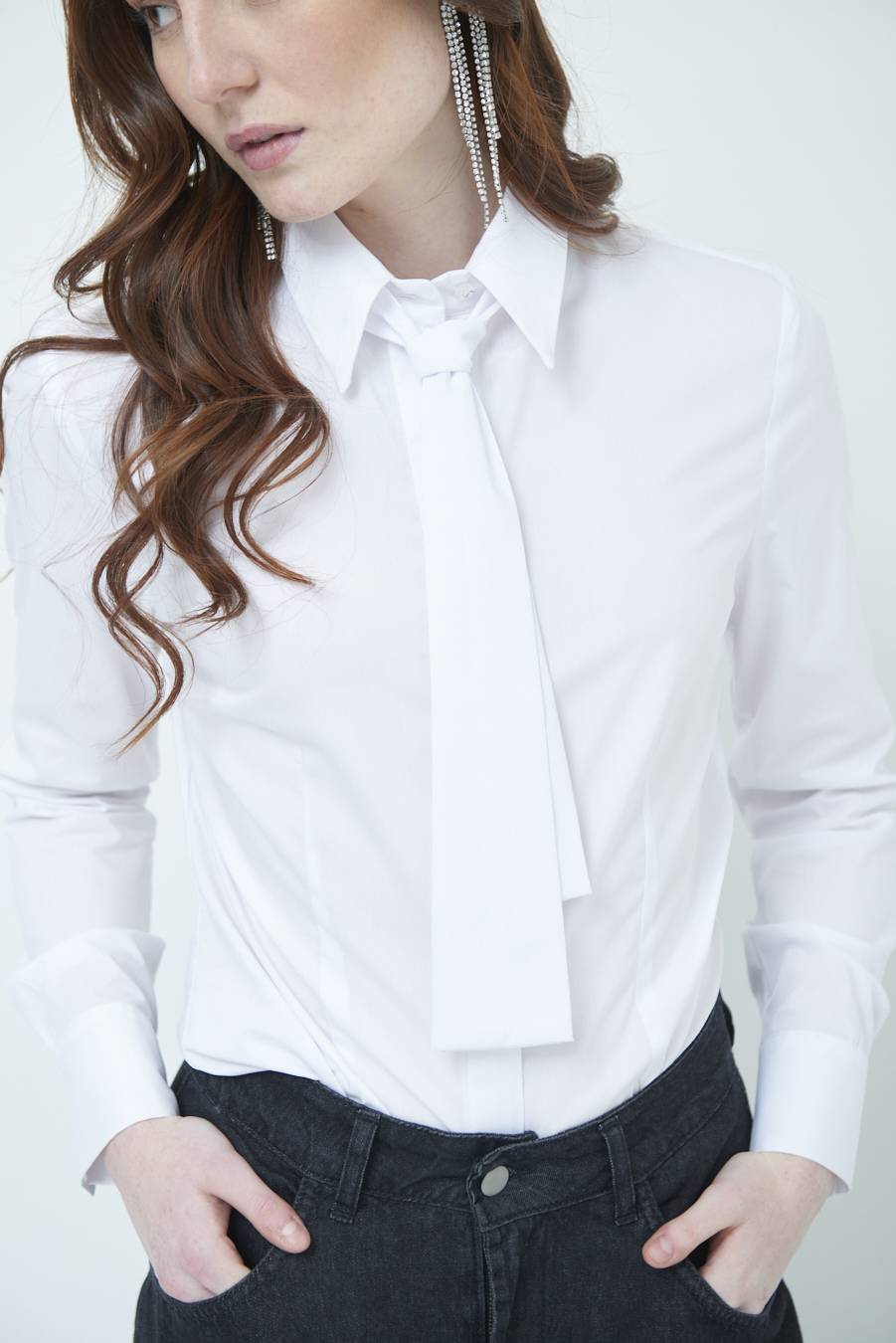 Kikisix CAMICIA CON CRAVATTA IN TINTA BIANCO Affare Del Giorno