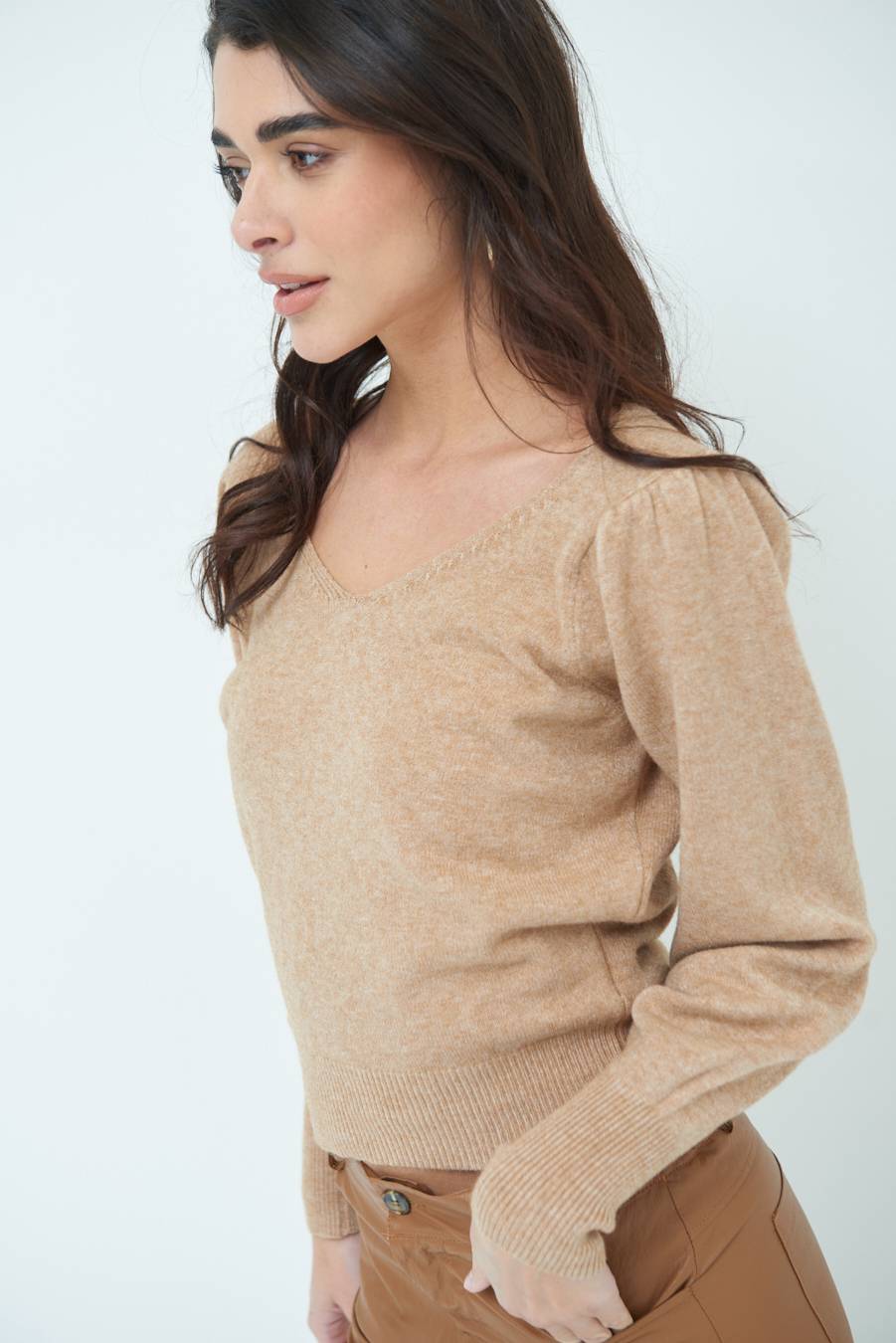 Kikisix MAGLIA SCOLLO V CON MANICA INCRESPATA CAMMELLO Sottocosto