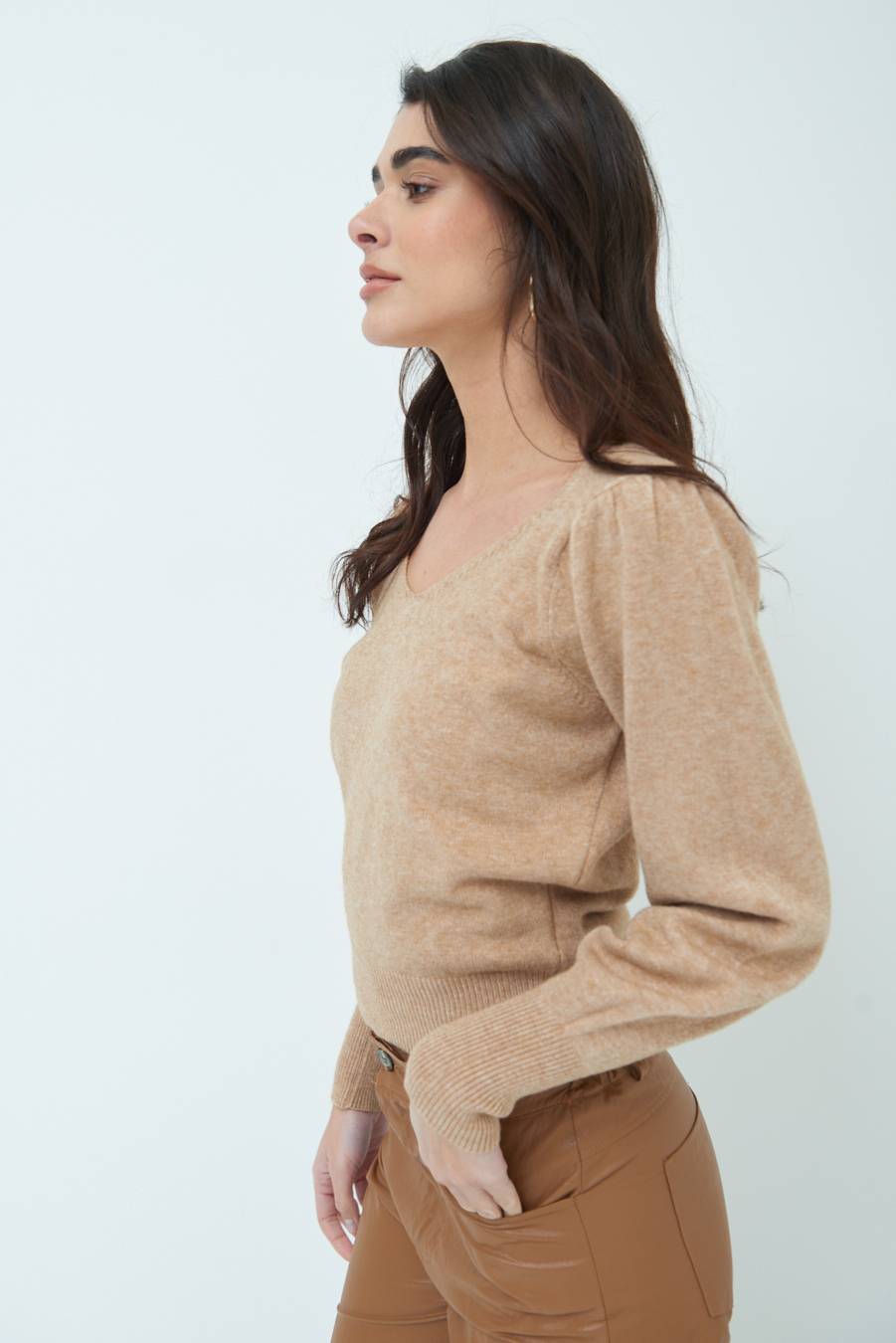 Kikisix MAGLIA SCOLLO V CON MANICA INCRESPATA CAMMELLO Sottocosto