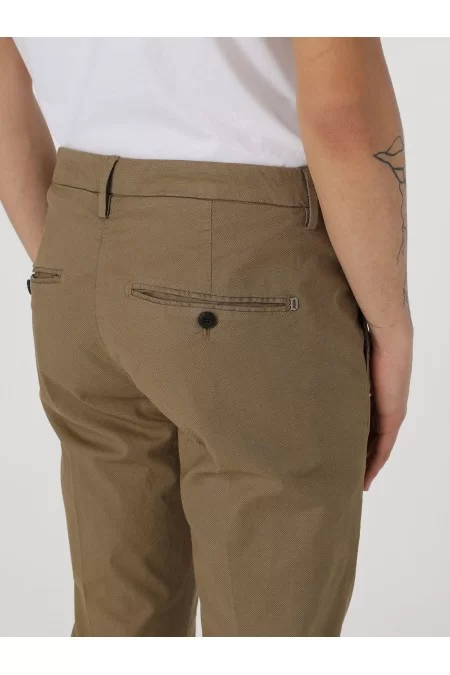 DONDUP Pantaloni di alta qualità da DONDUP Scopri i pantaloni di alta qualità di DONDUP, marchio conosciuto per il suo stile unico e la sua attenzione ai dettagli. Vestibilità perfetta e materiali pregiati Promozione