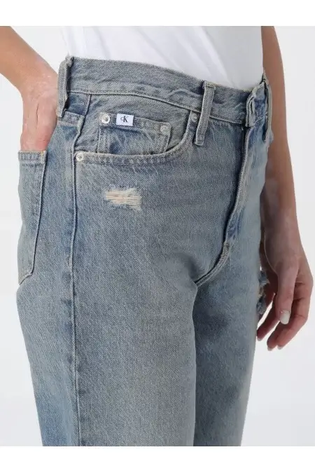CALVIN KLEIN Jeans delle donne di Calvin Klein Il marchio di moda Calvin Klein presenta i jeans femminili dal design elegante e di alta qualità. Perfetti per ogni occasione Promozione Limitata
