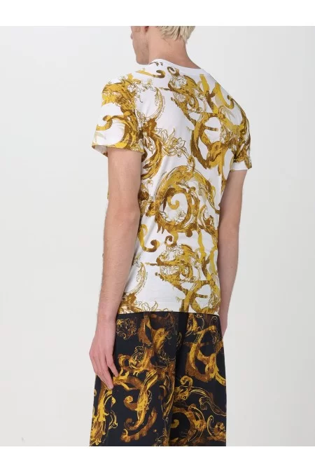 VERSACE T-shirt uomo Versace La T-shirt da uomo di Versace è sinonimo di stile e qualità. Realizzata con materiali pregiati e design elegante, è un capo iconico per l\'uomo moderno Promozione