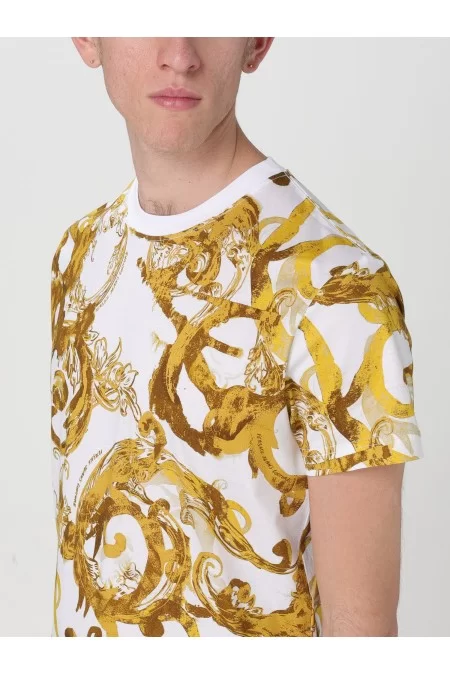VERSACE T-shirt uomo Versace La T-shirt da uomo di Versace è sinonimo di stile e qualità. Realizzata con materiali pregiati e design elegante, è un capo iconico per l\'uomo moderno Promozione