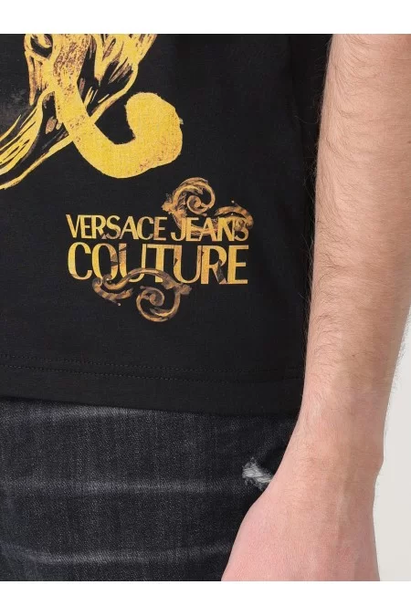 VERSACE Descrizione Maglietta Uomo Versace T-shirt Uomo Versace Maglietta di alta qualità con design elegante di Versace. Realizzata con tessuti premium per comfort e stile elevato. Per l\'uomo moderno che cerca un look distint Qualità Garantita