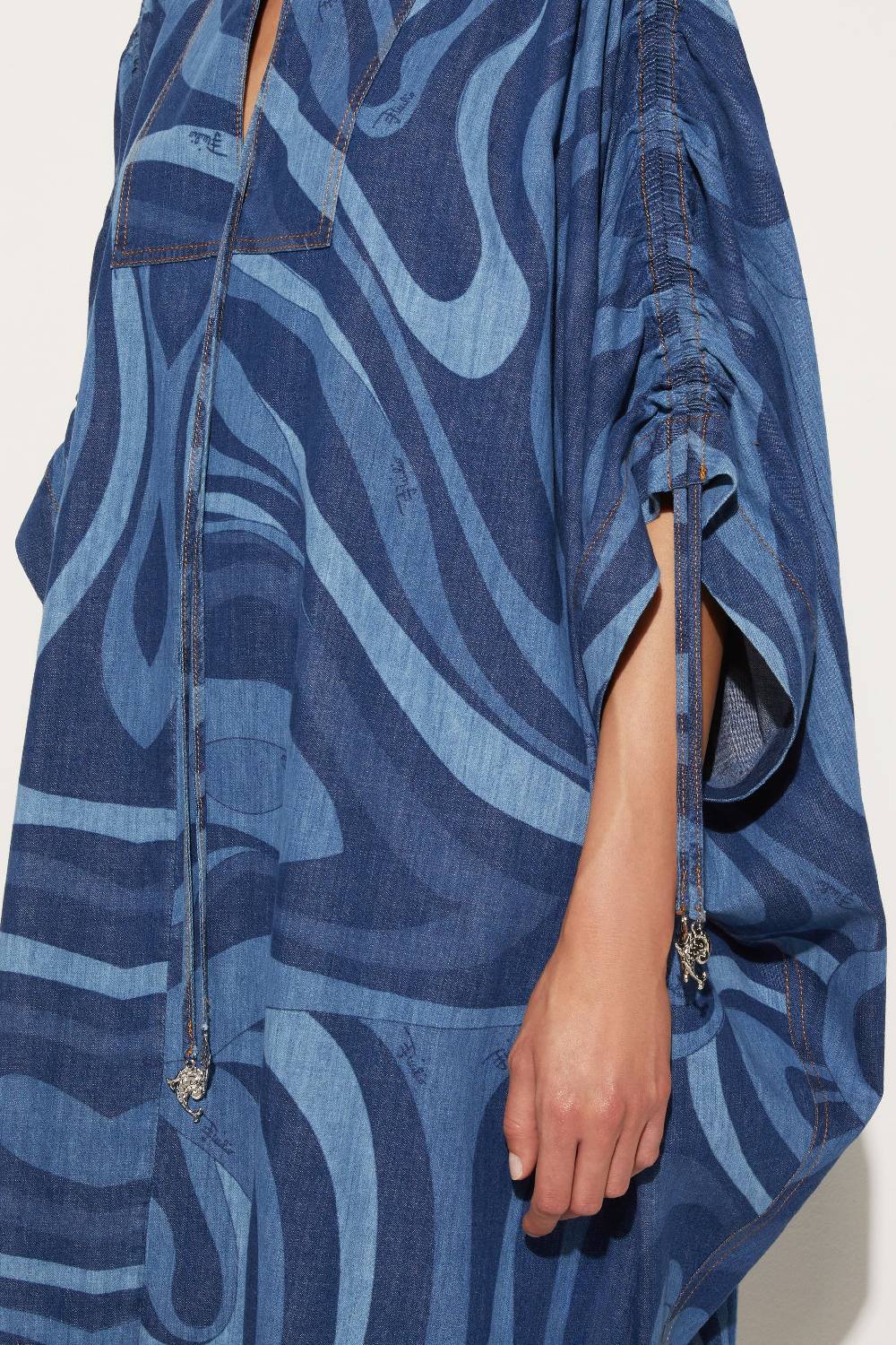 Pucci Abito kaftano in denim con stampa Marmo Offerta Giorno del Papà