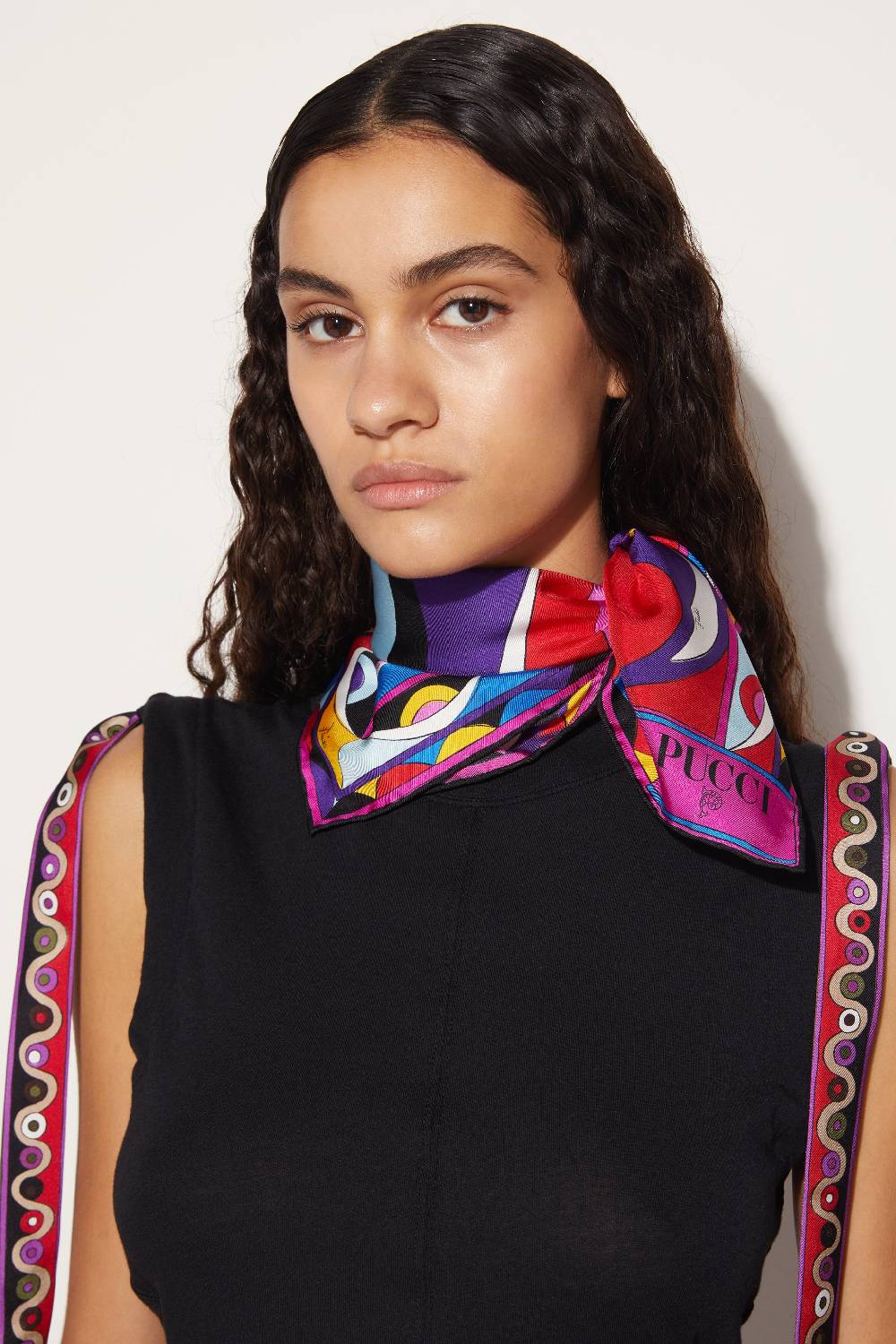 Pucci Carré piccolo in seta con stampa Cigni Fino al 65% di sconto
