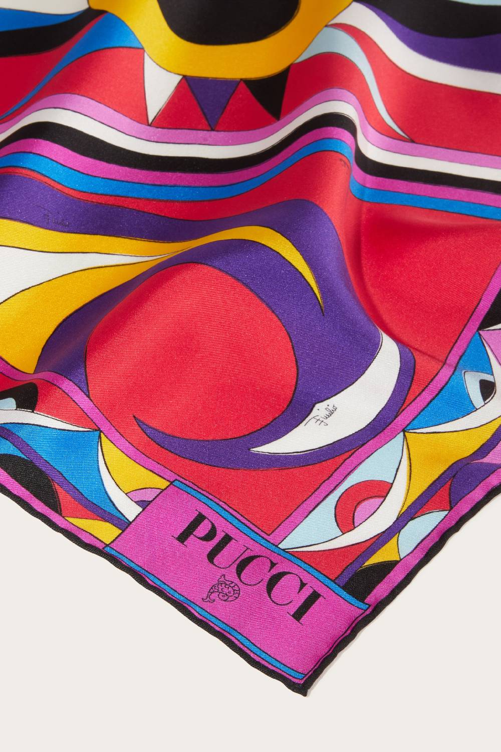 Pucci Carré piccolo in seta con stampa Cigni Fino al 65% di sconto