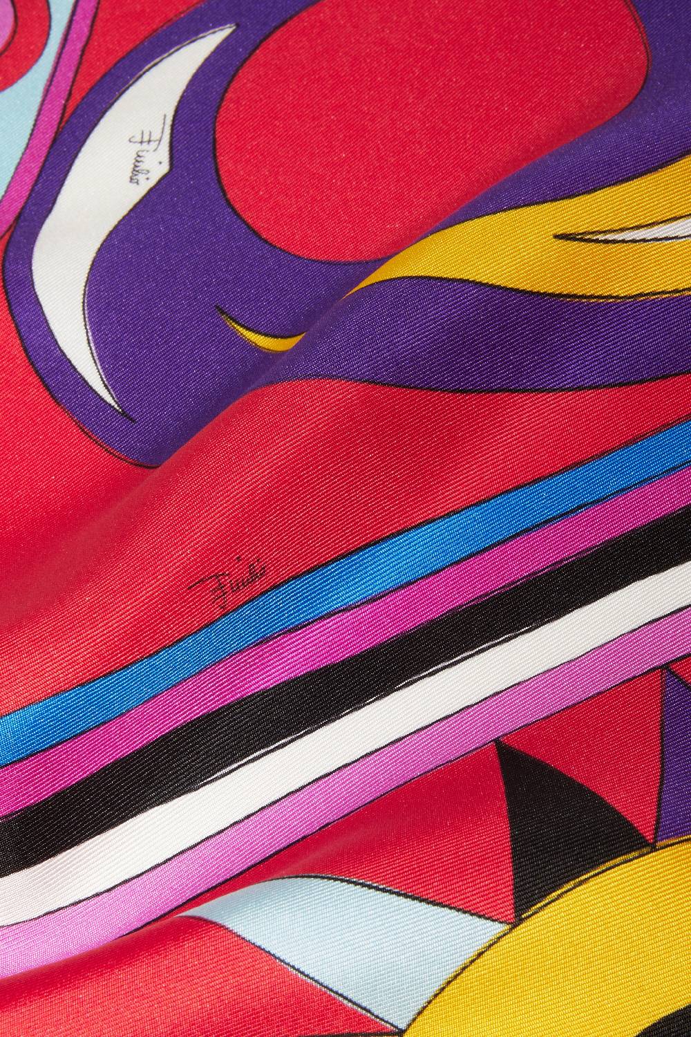 Pucci Carré piccolo in seta con stampa Cigni Fino al 65% di sconto
