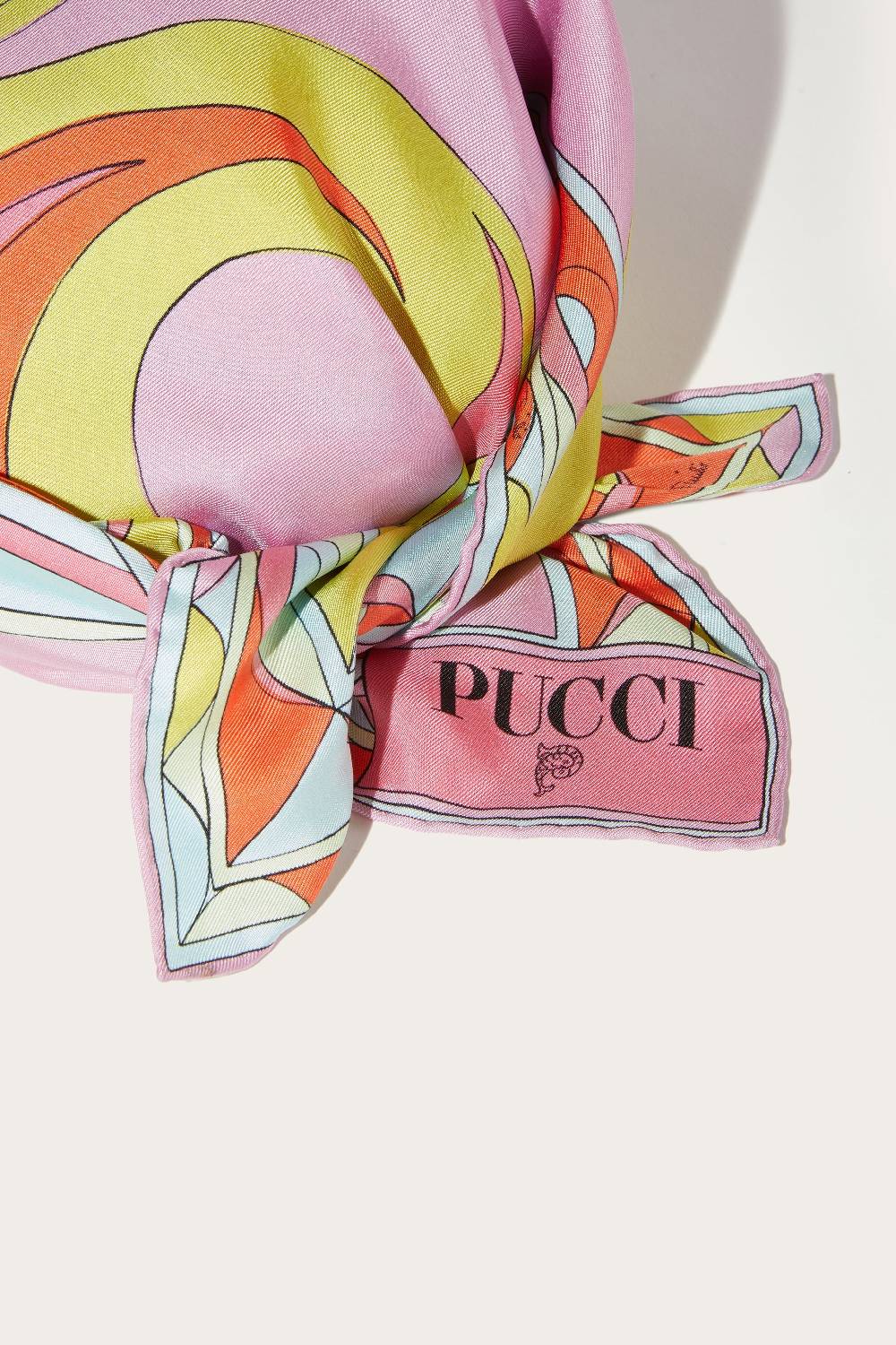 Pucci Cappello in seta con stampe Cigni e Iride Prezzo Ridotto