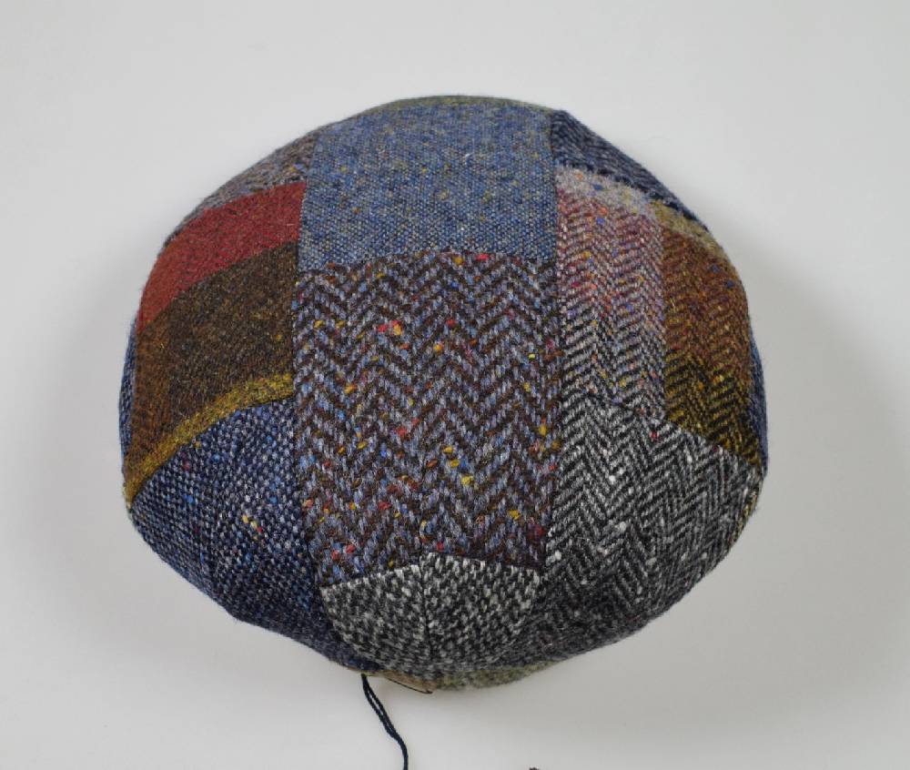 Panizza Berretto panizza blu a patchwork in lana donegal tweed Convenienza