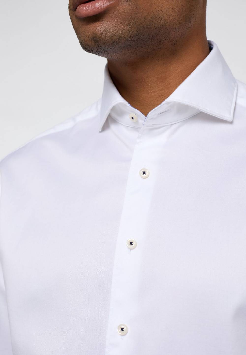 Eterna Camicia bianca eterna cotone twill ritorto modern fit interno in contrasto Offerta per la Festa della Mamma