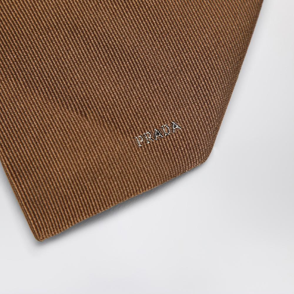 Prada Cravatta color caramello in seta con logo I Più Venduti