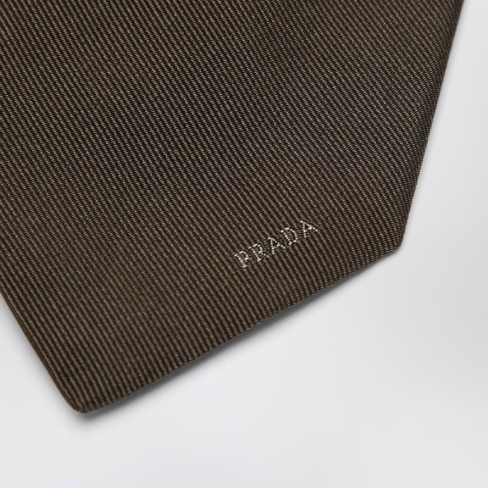 Prada Cravatta verde mimetica in seta con logo Qualità