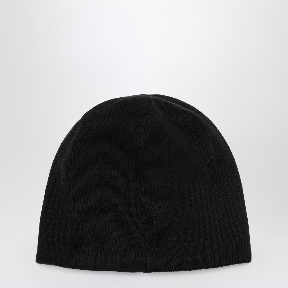 Canada Goose Cappello nero con patch Spedizione Gratuita