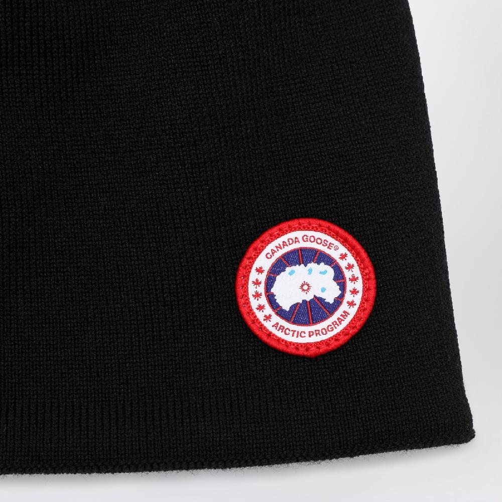 Canada Goose Cappello nero con patch Spedizione Gratuita