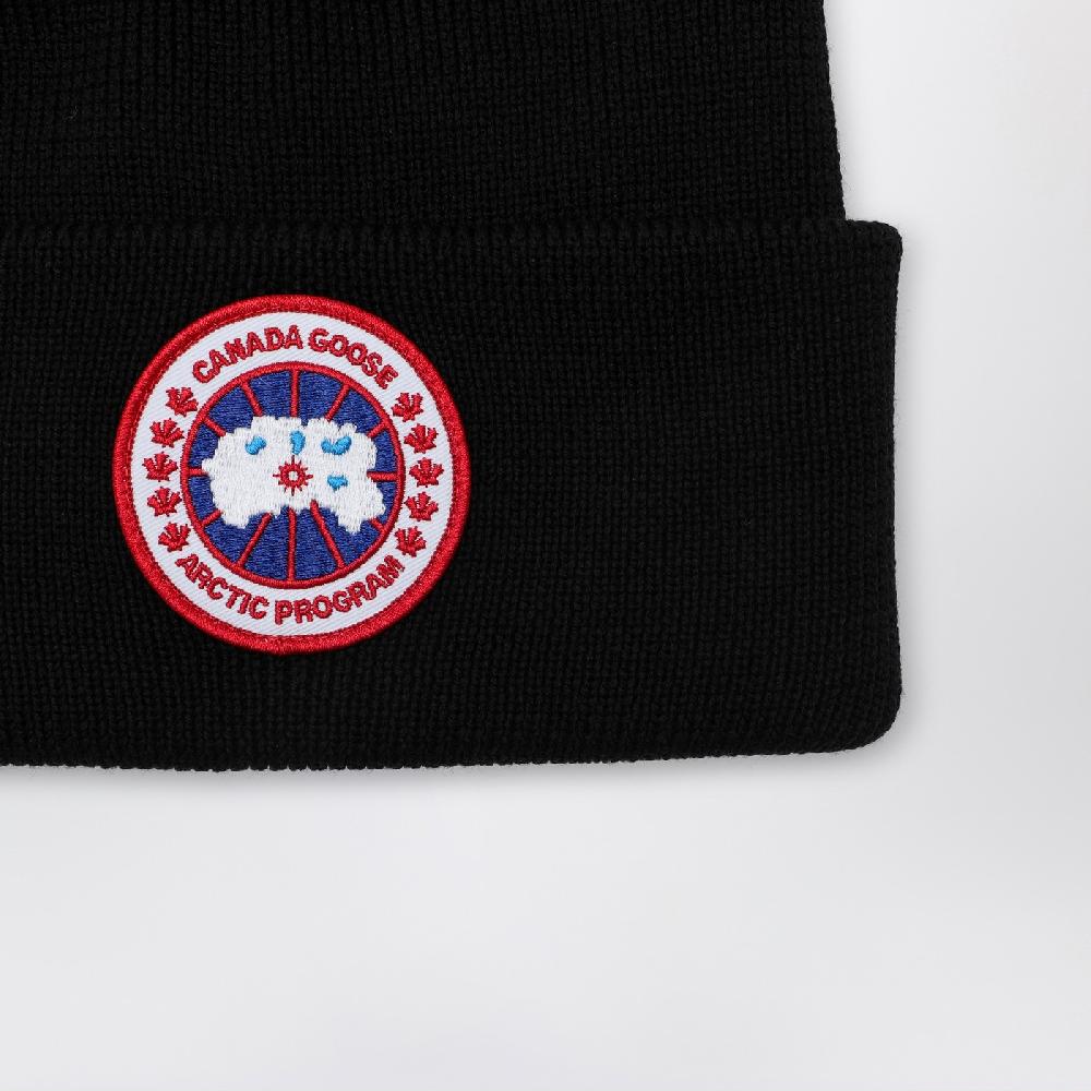 Canada Goose Cuffia nera con patch logo Offerta esclusiva
