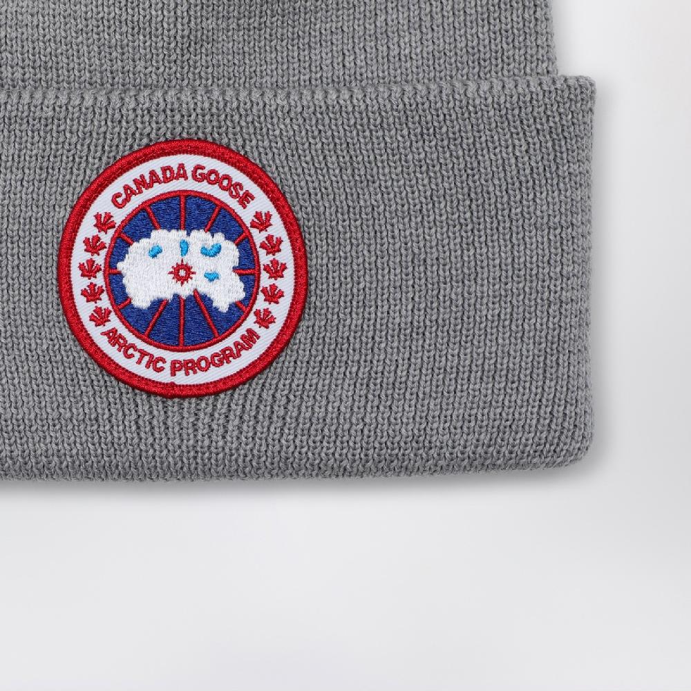 Canada Goose Cuffia grigia con patch logo Acquista Ora