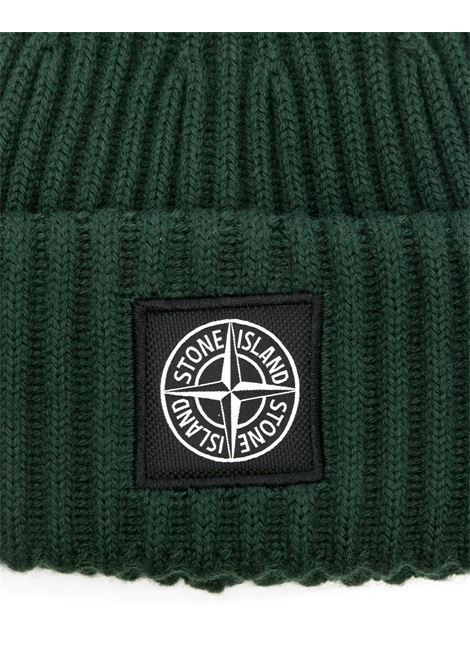 STONE ISLAND Berretto In Lana a Coste Verde Con Logo - STONE ISLAND Qualità Garantita