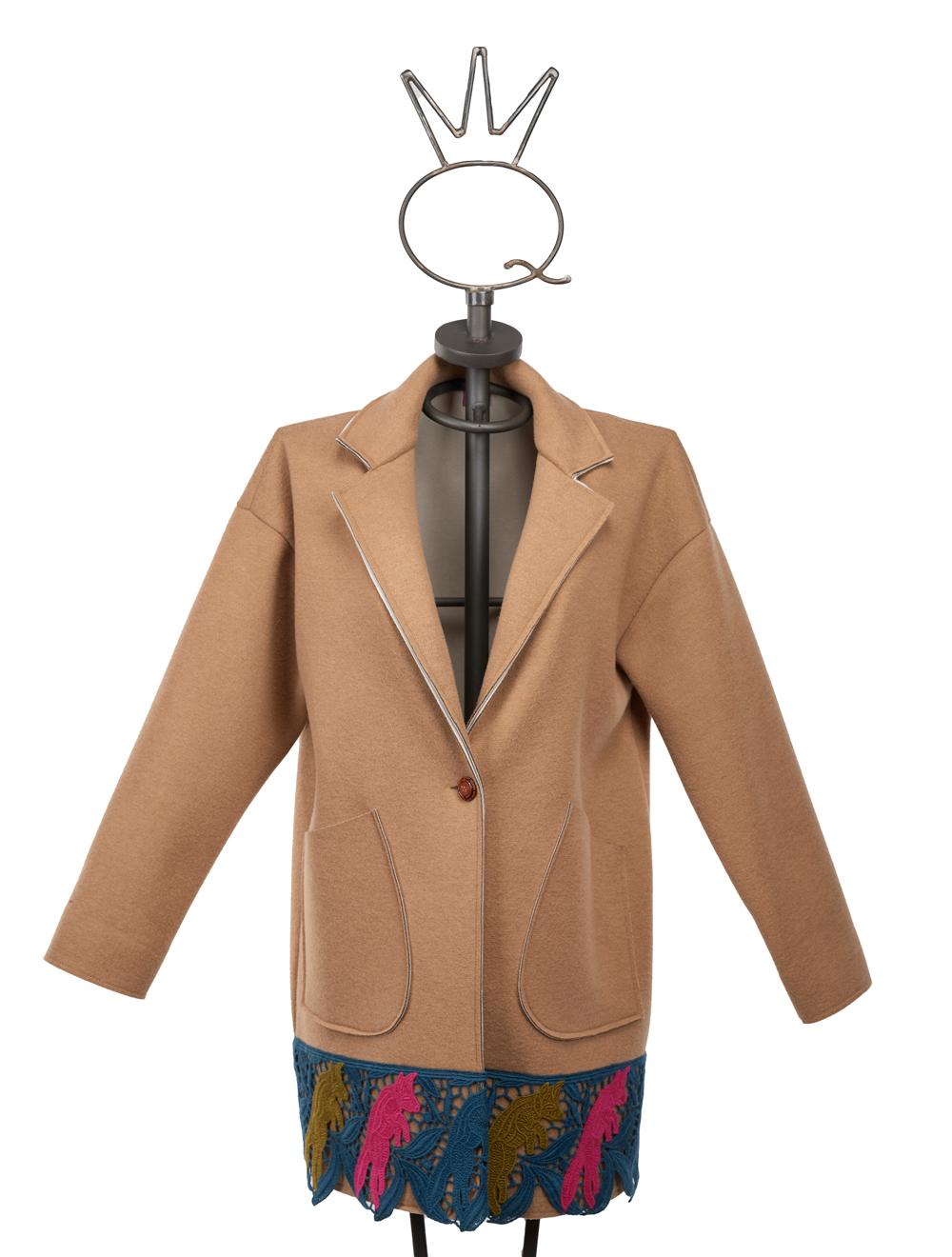 Save The Queen Cappotto corto beige con pizzo macramè 2025