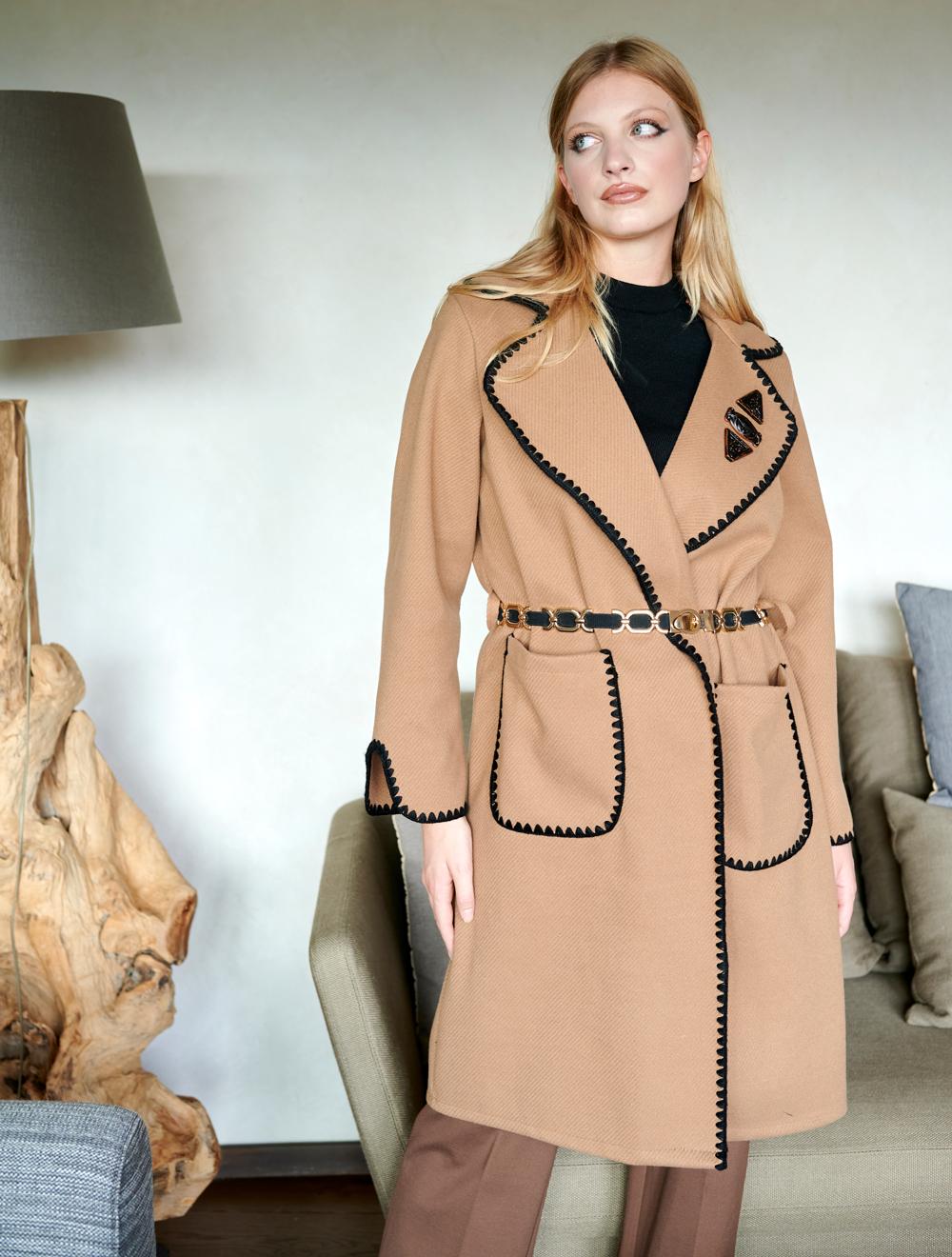Save The Queen Cappotto color cammello con bordi ricamati Convenienza